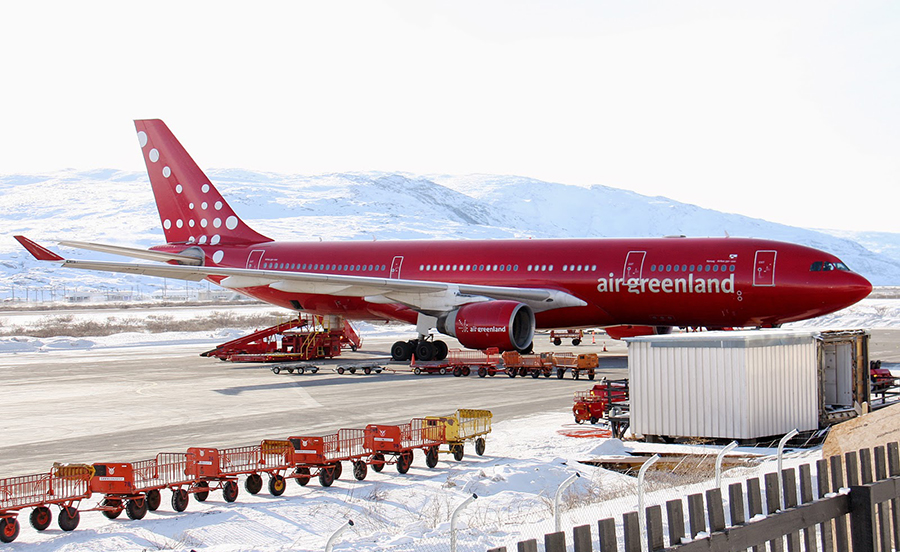 Air Greenland-landing-900x550
